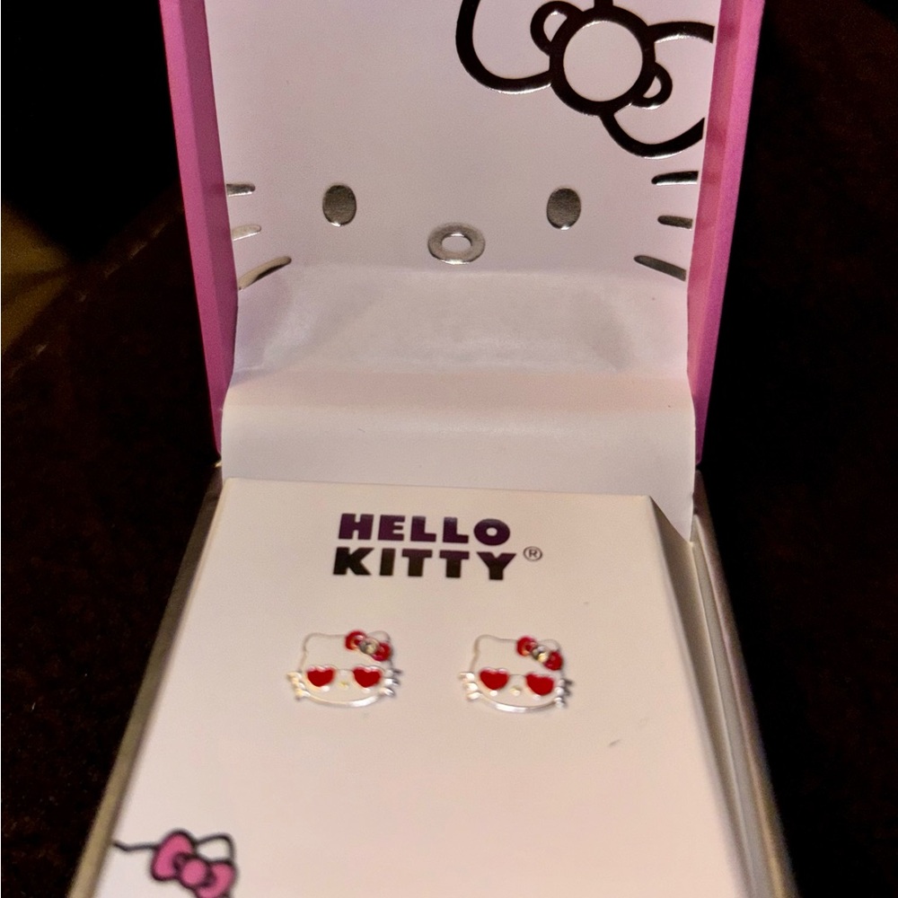 Hello Kitty stud earrings - Picture 2 of 4